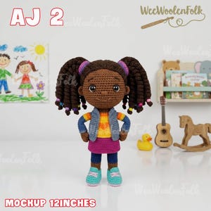 Puede incluir: Mu&ntilde;eca de ganchillo hecha a mano con coletas marrones, que lleva un chaleco vaquero, una camisa a rayas de colores, una falda rosa y zapatos turquesa. La mu&ntilde;eca mide unos 30 cm.