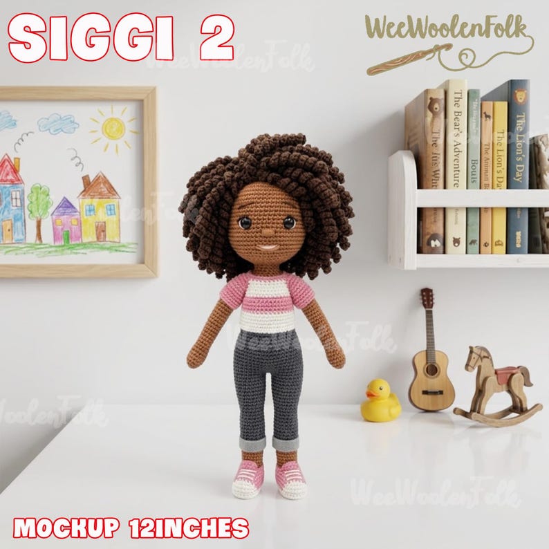 Puede incluir: Mu&ntilde;eca de ganchillo hecha a mano llamada Siggi 2, de aproximadamente 30 cm de altura, con piel morena, cabello casta&ntilde;o rizado y que viste una camisa a rayas rosas y blancas, pantalones grises y zapatos rosas. La mu&ntilde;eca est&aacute; frente a una estanter&iacute;a con libros.