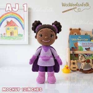 Puede incluir: Mu&ntilde;eca de ganchillo hecha a mano con un disfraz de superh&eacute;roe. La mu&ntilde;eca mide aproximadamente 30 cm de altura y presenta una capa, botas y guantes morados. La mu&ntilde;eca tiene el pelo casta&ntilde;o y lleva un atuendo lila claro y lavanda. El texto "MOCKUP 12INCHES" est&aacute; en la parte inferior.