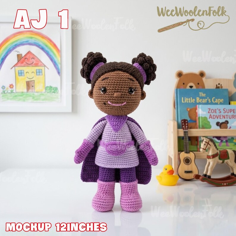 Puede incluir: Mu&ntilde;eca de ganchillo hecha a mano con un disfraz de superh&eacute;roe. La mu&ntilde;eca mide aproximadamente 30 cm de altura y presenta una capa, botas y guantes morados. La mu&ntilde;eca tiene el pelo casta&ntilde;o y lleva un atuendo lila claro y lavanda. El texto "MOCKUP 12INCHES" est&aacute; en la parte inferior.