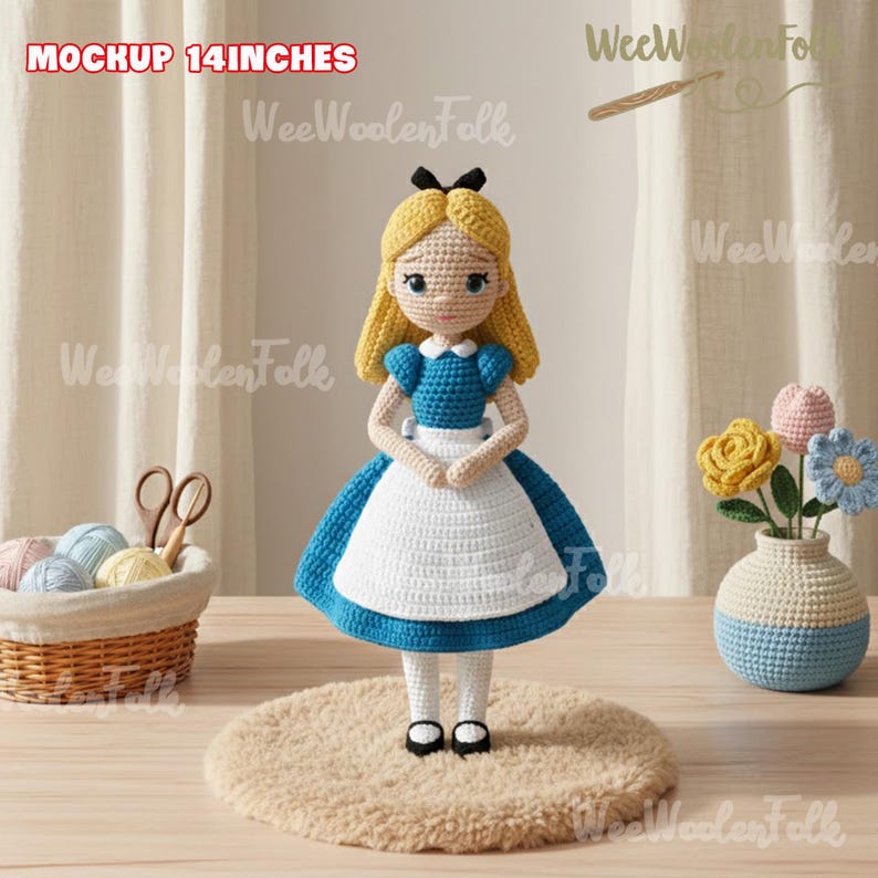 Może przedstawiać: Ręcznie robiona szydełkowa lalka Alicji w Krainie Czar&oacute;w, o wysokości około 35,5 cm. Lalka ma na sobie niebieską sukienkę z białym fartuchem, blond włosy i czarną kokardę. Lalka stoi na małym, okrągłym, beżowym dywanie.