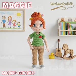 Puede incluir: Mu&ntilde;eca Maggie de ganchillo hecha a mano, de aproximadamente 30 cm de altura, con pelo rojo y ojos azules. Lleva una camisa verde, pantalones color canela y zapatos grises. La mu&ntilde;eca tiene un l&aacute;piz en el pelo. La palabra "MAGGIE" est&aacute; arriba.