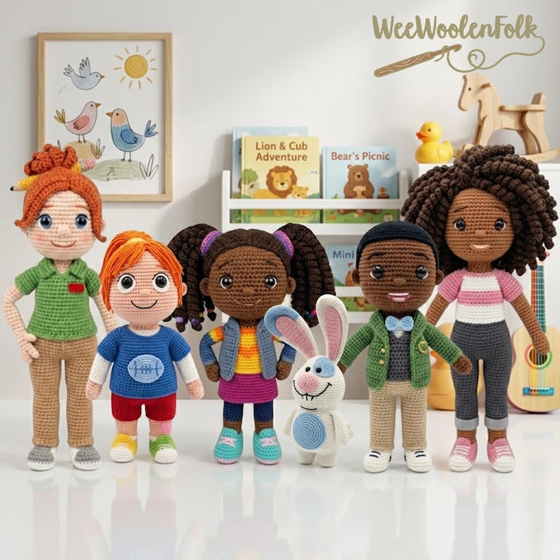 Puede incluir: Una colecci&oacute;n de mu&ntilde;ecas de ganchillo hechas a mano con varios tonos de piel y peinados. Las mu&ntilde;ecas visten atuendos coloridos, incluyendo una camisa verde, una camisa azul y una camisa a rayas rosa y blanca. Tambi&eacute;n se incluye una mu&ntilde;eca de conejo blanco.