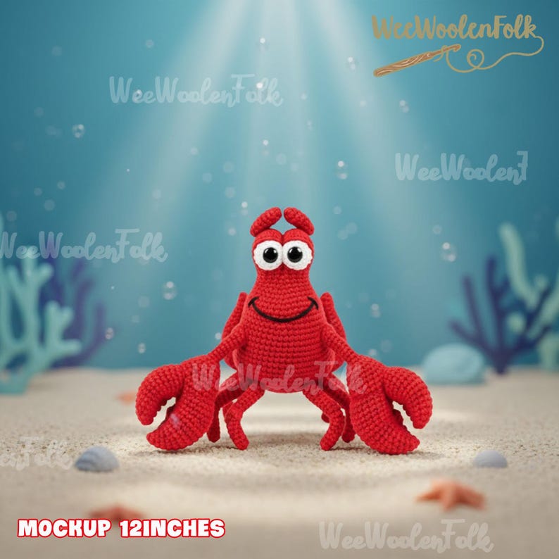Op de afbeelding: Een rode gehaakte krab met grote klauwen en witgerande ogen, tegen een zanderige zeebodem achtergrond. De krab is ongeveer 30 cm groot. De achtergrond heeft blauw water, koraal en de tekst "WeeWoolenFolk".