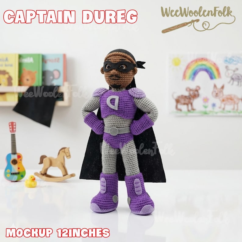 Puede incluir: Mu&ntilde;eco de superh&eacute;roe de ganchillo hecho a mano, de aproximadamente 30 cm de altura, con un disfraz morado y gris y una capa negra. El mu&ntilde;eco tiene una m&aacute;scara negra y el texto "CAPTAIN DUREG" est&aacute; encima.