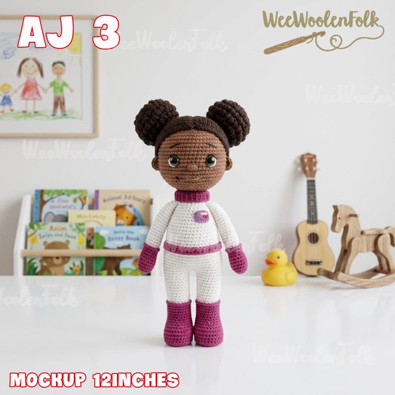 Puede incluir: Mu&ntilde;eca de ganchillo hecha a mano, de aproximadamente 30 cm de altura, vestida con un traje de astronauta blanco y morado. La mu&ntilde;eca tiene piel morena, cabello oscuro en dos mo&ntilde;os, frente a una estanter&iacute;a y una guitarra.