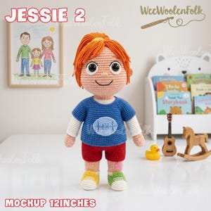 Puede incluir: Mu&ntilde;eca de ganchillo hecha a mano llamada Jessie 2, de aproximadamente 30 cm de altura. La mu&ntilde;eca tiene pelo naranja, una camisa azul, pantalones cortos rojos y zapatos coloridos. La mu&ntilde;eca est&aacute; en una habitaci&oacute;n con un dibujo de una familia y juguetes para ni&ntilde;os.