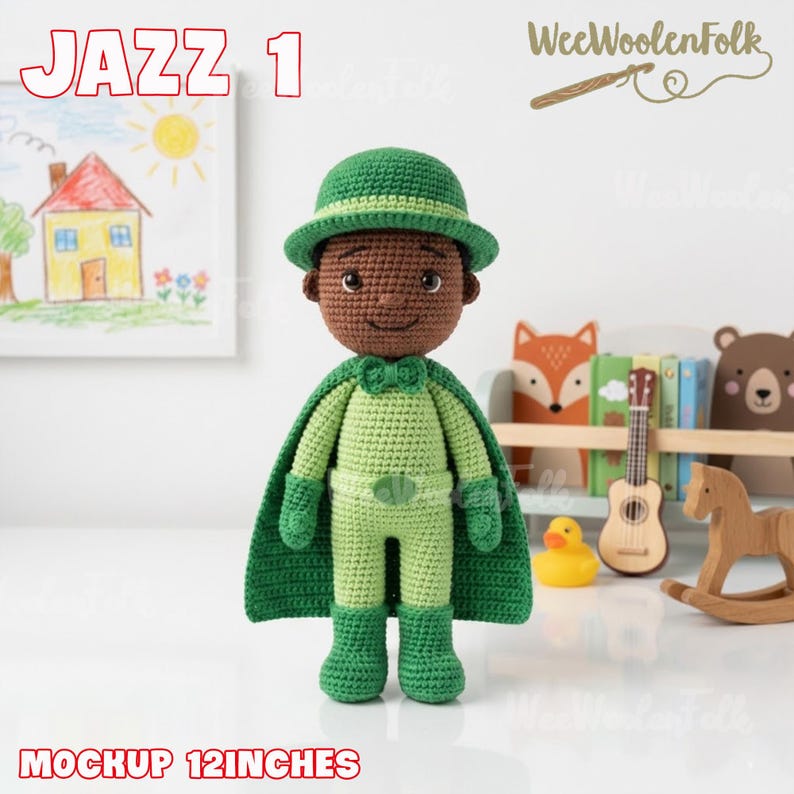 Puede incluir: Una mu&ntilde;eca de ganchillo hecha a mano, de aproximadamente 30 cm de altura, vestida con un traje de superh&eacute;roe verde con sombrero y capa a juego. La mu&ntilde;eca tiene una cara marr&oacute;n y est&aacute; de pie frente a una estanter&iacute;a con juguetes. El texto "JAZZ 1" y "MOCKUP 12INCHES" son visibles.