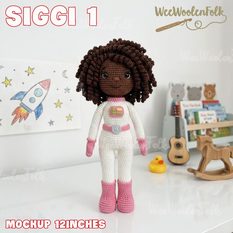 Puede incluir: Mu&ntilde;eca de ganchillo con un traje de astronauta blanco con detalles rosas, incluyendo botas y guantes. La mu&ntilde;eca tiene pelo rizado marr&oacute;n y un tono de piel a juego. La mu&ntilde;eca mide aproximadamente 30 cm de altura.