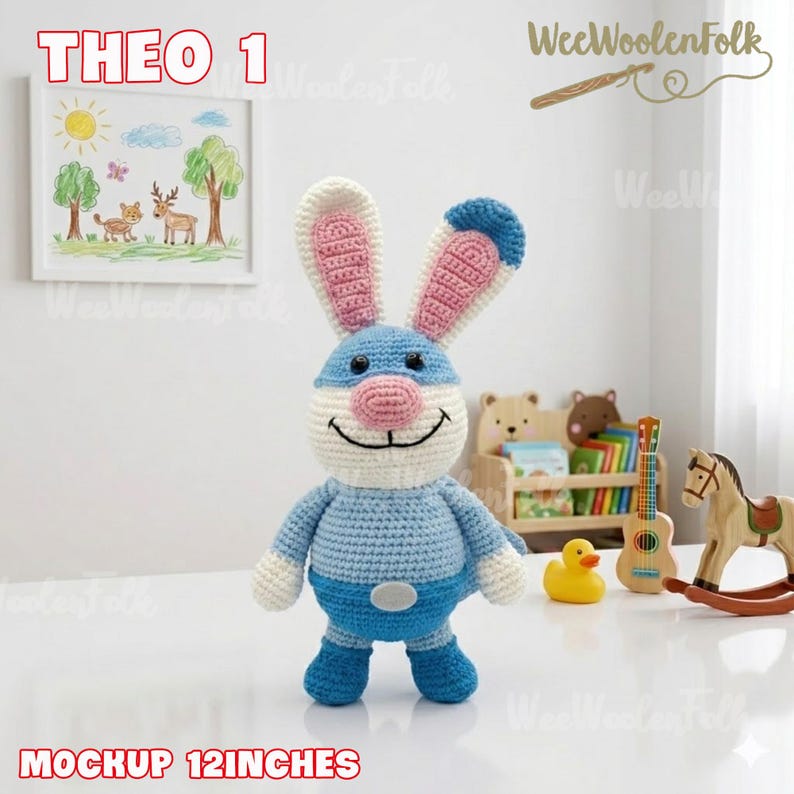 Puede incluir: Un juguete de conejo de ganchillo azul y blanco hecho a mano con el interior de las orejas rosa y una cara sonriente. El juguete mide aproximadamente 30 cm de altura. La imagen tambi&eacute;n incluye un dibujo enmarcado y otros juguetes para ni&ntilde;os.