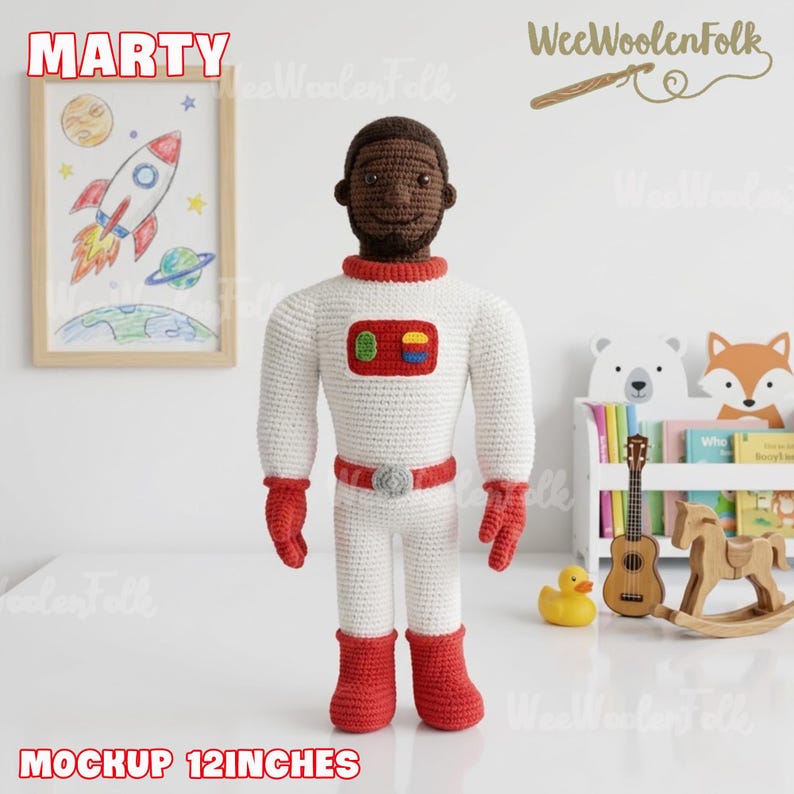Puede incluir: Mu&ntilde;eco de astronauta hecho a mano, tejido a ganchillo, de unos 30 cm de altura, con un traje espacial blanco y detalles rojos. El mu&ntilde;eco tiene la cabeza marr&oacute;n y lleva guantes y botas rojas. Se muestra el nombre "Marty".