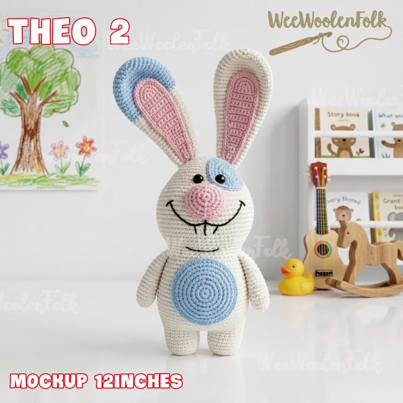 Puede incluir: Un juguete de conejo tejido a mano, de aproximadamente 30 cm de altura. El conejo tiene un cuerpo blanco con detalles azules y rosas en las orejas y la cara. Presenta un c&iacute;rculo azul en el vientre y una cara sonriente. El texto "THEO 2" y "MOCKUP 12INCHES" son visibles.