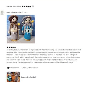 Op de afbeelding: Twee op maat gemaakte gehaakte poppen, &eacute;&eacute;n in bruin en beige, de andere in blauw en grijs. Elke pop houdt een gele staf vast en draagt een hoed. De poppen staan op houten voetstukken. De tekst "Custom Crochet Doll" staat eronder.