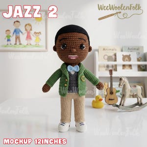 Puede incluir: Mu&ntilde;eco de ganchillo hecho a mano de un joven negro con chaqueta verde, chaleco gris, pantalones color beige y zapatillas blancas. El mu&ntilde;eco, con pajarita azul, mide unos 30 cm. El texto "JAZZ 2" es visible.