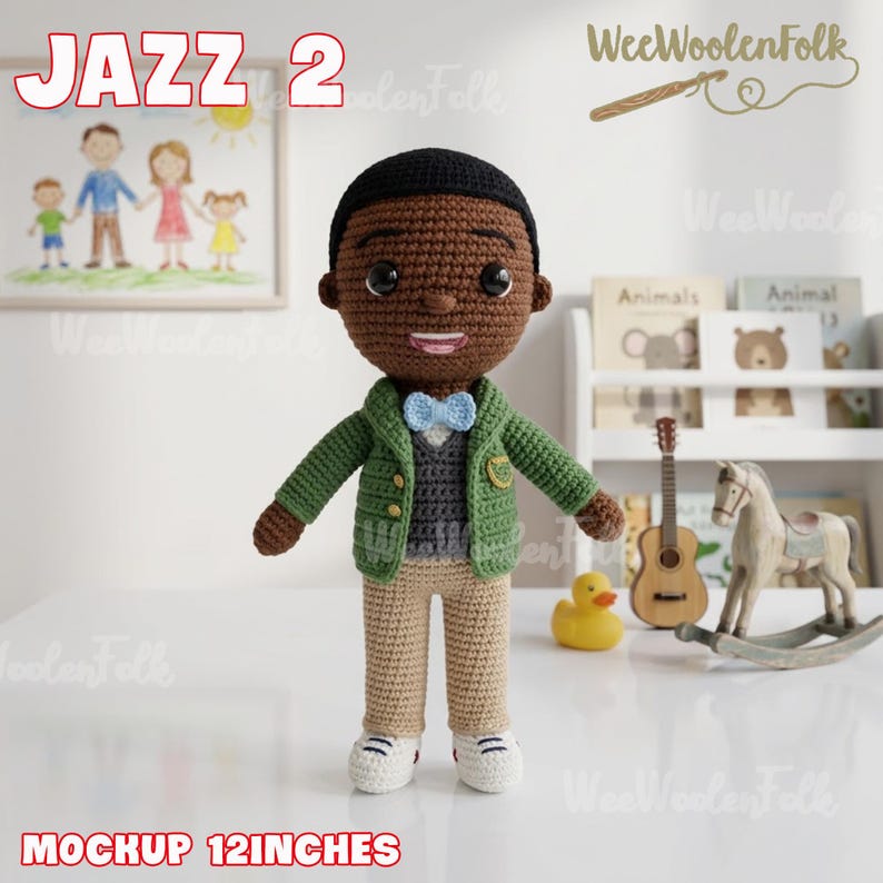 Puede incluir: Mu&ntilde;eco de ganchillo hecho a mano de un joven negro con chaqueta verde, chaleco gris, pantalones color beige y zapatillas blancas. El mu&ntilde;eco, con pajarita azul, mide unos 30 cm. El texto "JAZZ 2" es visible.