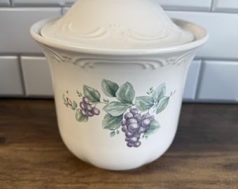 Boîte moyenne de 8,5 po. Grapevine avec couvercle Pfaltzgraff Grapevine