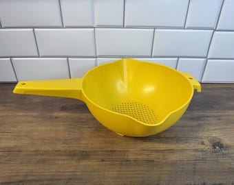 Vintage Tupperware 2 Quart Strainer Colander 2 Pour Spouts Handle Yellow