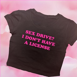 Krótki top z nadrukiem Sex Drive | Koszulka z grafiką | Spersonalizowana koszulka dla niemowląt | Estetyczny krótki top | Modna koszulka Y2K | Prezent dla niej | Zabawny krótki top