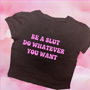 Krótki top „Rób, co chcesz” | Koszulka z grafiką | Spersonalizowana koszulka dla niemowląt | Estetyczny krótki top | Modna koszulka z motywem roku 2000 | Prezent dla niej | Zabawny krótki top