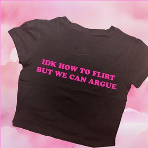 Krótki top z nadrukiem &quot;Jak flirtować&quot; | Koszulka z grafiką | Spersonalizowana koszulka dla niemowląt | Estetyczny krótki top | Modna koszulka z motywem roku 2000 | Prezent dla niej | Zabawny krótki top