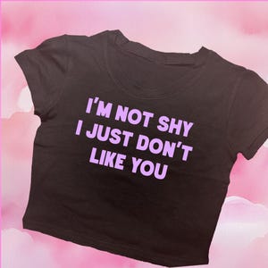 Krótki top „Nie jestem nieśmiała” | Koszulka z grafiką | Spersonalizowana koszulka dla niemowląt | Estetyczny krótki top | Modna koszulka z motywem roku 2000 | Prezent dla niej | Zabawny krótki top