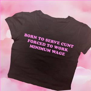 Krótki top „Zmuszeni do pracy” | Koszulka z grafiką | Spersonalizowana koszulka dla niemowląt | Estetyczny krótki top | Modna koszulka z motywem roku 2000 | Prezent dla niej | Zabawny krótki top