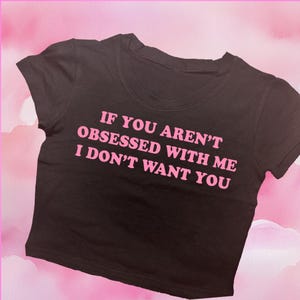 Obsessed Crop Top | Koszulka z grafiką | Spersonalizowana koszulka dla niemowląt | Estetyczny Crop Top | Modna koszulka Y2K | Prezent dla niej | Zabawny Crop Top