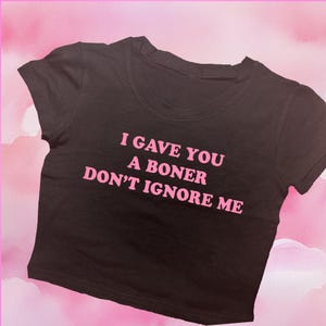 Krótki top &quot;Dałem Ci erekcję&quot; | Koszulka z grafiką | Spersonalizowana koszulka dla niemowląt | Estetyczny krótki top | Modna koszulka z motywem roku 2000 | Prezent dla niej | Zabawny krótki top