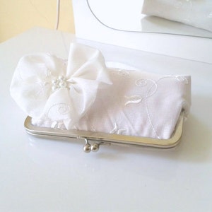 Braut Hochzeit Kupplung weiß Handtasche Braut-Accessoires, Brautjungfern Blumen Kupplungen, Blume Braut Satin Clutch, Brautjungfer Hochzeitsgeschenk Bild 1