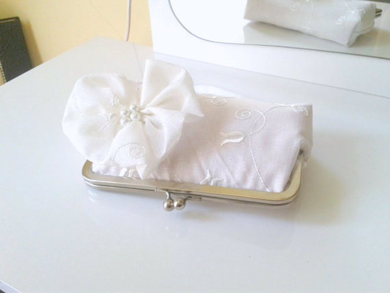 Braut Hochzeit Kupplung weiß Handtasche Braut-Accessoires, Brautjungfern Blumen Kupplungen, Blume Braut Satin Clutch, Brautjungfer Hochzeitsgeschenk Bild 1