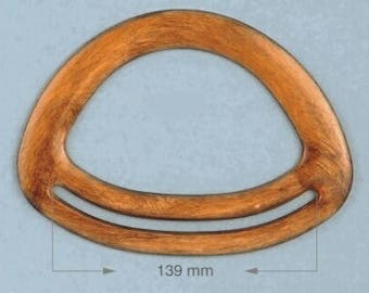 May include: A wooden, triangular-shaped bag handle with a warm, brown color. The handle has two parallel openings and measures 139 mm across. The design is simple and functional, suitable for various bag styles.