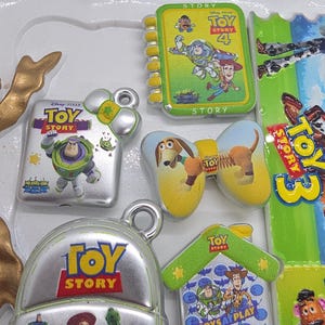 Set de 10 cuentas/adornos decorativos de Toy Story. El set incluye 1 etiqueta/colgante para llavero. Ideal para bolígrafos, marcapáginas, adornos para bolsos, etc. imagen 3