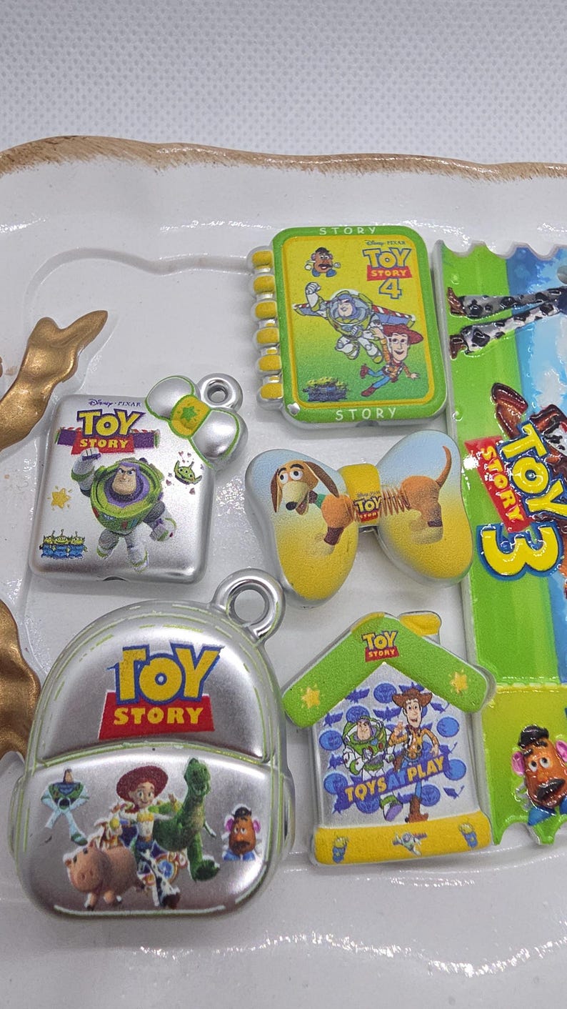 Set de 10 cuentas/adornos decorativos de Toy Story. El set incluye 1 etiqueta/colgante para llavero. Ideal para bolígrafos, marcapáginas, adornos para bolsos, etc. imagen 3