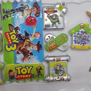 Set de 10 cuentas/adornos decorativos de Toy Story. El set incluye 1 etiqueta/colgante para llavero. Ideal para bolígrafos, marcapáginas, adornos para bolsos, etc. imagen 2