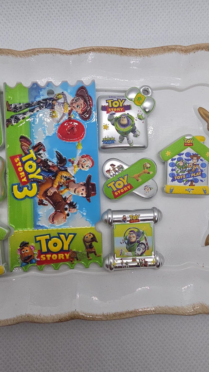 Set de 10 cuentas/adornos decorativos de Toy Story. El set incluye 1 etiqueta/colgante para llavero. Ideal para bolígrafos, marcapáginas, adornos para bolsos, etc. imagen 2