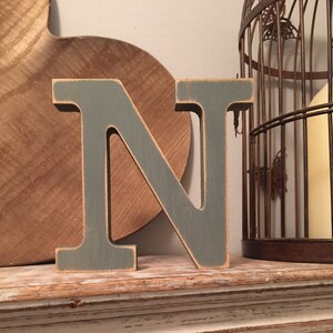Letra 'N' de madera - 20cm- Rockwell Font - varios acabados, de pie