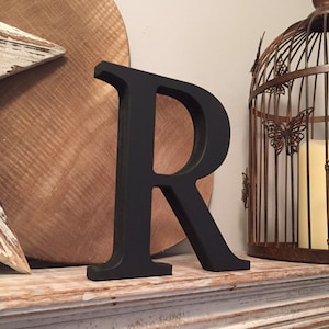 Letra de madera R – Letra de nombre personalizada – Ideas de decoración para guardería – Decoración de habitación rústica – Estilo georgiano – Decorativa - 25 cm