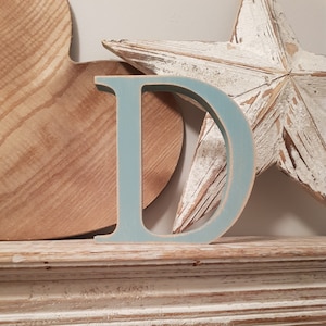 Letra de madera pintada - D - Fuente georgiana - Varios acabados y colores, de pie, 10cm - 30cm