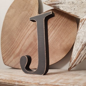 Letra de madeira 'J' - 25cm - Fonte Georgiana - vários acabamentos, em pé