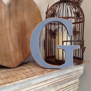 Letra de madera 'G' - 25cm x 18mm - Fuente georgiana - varios acabados, de pie