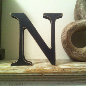 Lettres « N » en bois peint - 25 cm x 18 mm - police de caractères géorgienne - différentes finitions, lettres décoratives debout