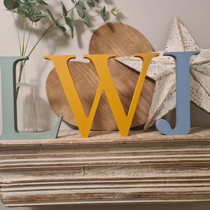 Juego de 3 - Letras de madera pintadas - Times Font - varios acabados, de pie - Juego de 3 - 15cm