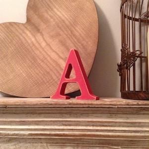 Letra de madera pintada - A - Fuente georgiana - Varios acabados y colores, de pie, 10cm - 30cm