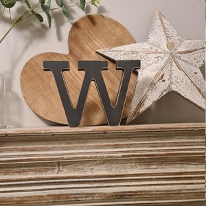 Letra de madera W - 30cm - Rockwell Font - varios acabados, de pie