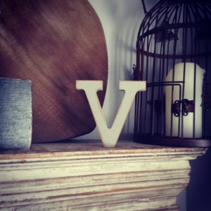 Letra de madera 'V'- 20cm- Rockwell Font - varios acabados, de pie