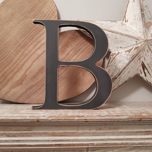 Letra de madera B – Letra de nombre personalizada – Ideas de decoración para guardería – Decoración de habitación rústica – Estilo georgiano B – Letrero decorativo de madera, 15 cm