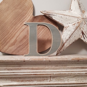 Letra de madera D – Letra de nombre personalizada – Ideas de decoración para guardería – Decoración de habitación rústica – D georgiana en negrita – Letrero decorativo de madera - 10 cm