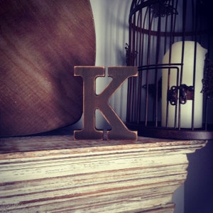 Letra de madera 'K' - 20cm- Rockwell Font - varios acabados, de pie