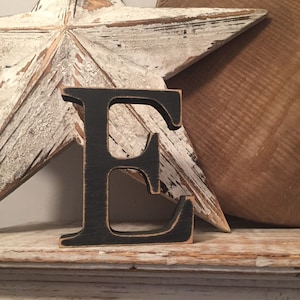 Letra de madeira 'E' - 25cm - Fonte Georgiana - vários acabamentos, em pé