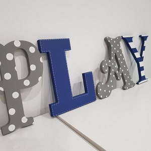 Letras de madeira PLAY, decoração de sala de jogos, quarto de criança, berçário - letras de parede - várias cores e acabamentos, 30 cm de altura